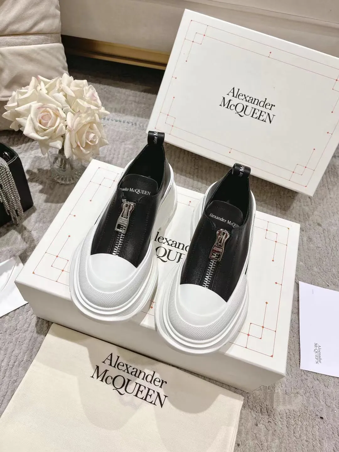 👟👟Ex-factory price 600👟👟 Men's size +10 2023 McQueen classic hot style, top version! ALEXANDERAIexanderMcQUEEN✅ has been certified. The latest 2023 counters will be launched at the same time, international T stage catwalk models. 💯Purchased from top ZP, the original version is 1:1 customized, perfectly reproduced, embellished with waterproof zippers on off-road inspired clothing, with imported anti-wear super soft sock cuffs, 3D glue bright strips, excellent comfort, outsole: original TPU double-layer combination outsole. Fabric: Imported silk cow leather Lining: Imported super soft Lycra/space cloth Foot pads: Imported silk sheepskin Size: 35-40 for women, 39-45 for men. Color: all black, black and white, all white, (add 10 for men’s model)